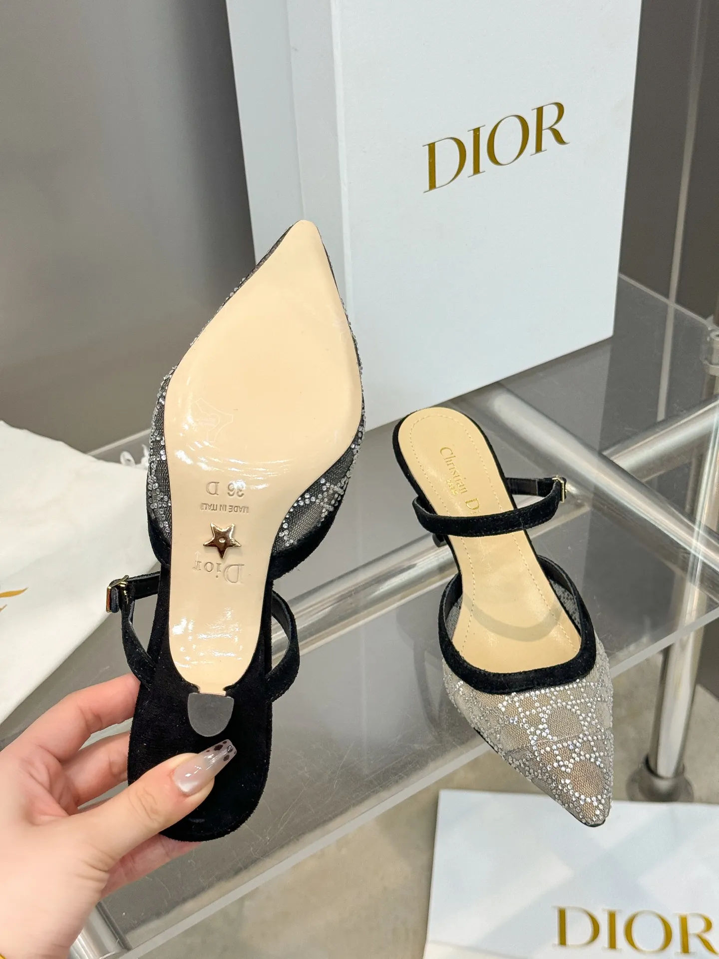 👟👟Ex-factory price 580👟👟 Dior 2025 spring and summer catwalk new style bling...bling...crystal shoes Capture series high-heeled women's shoes Star-same rhinestone square toe cannage pattern cat heel slip-on sandals The top high-end version on the market Exclusive sale Material: Original custom mesh inlaid with hot Australian rhinestones + water-dyed sheepskin feet + original molded hardware buckles + Italian leather outsole Heel height: 6.5CM/9.5CM size: 34-43 (34.40.41.42.43. Customized, non-refundable)
